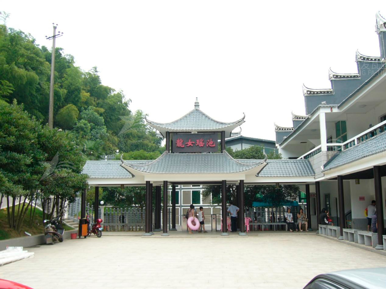 屋頂材料合成樹脂瓦和不銹鋼瓦哪個(gè)好？選擇很重要！