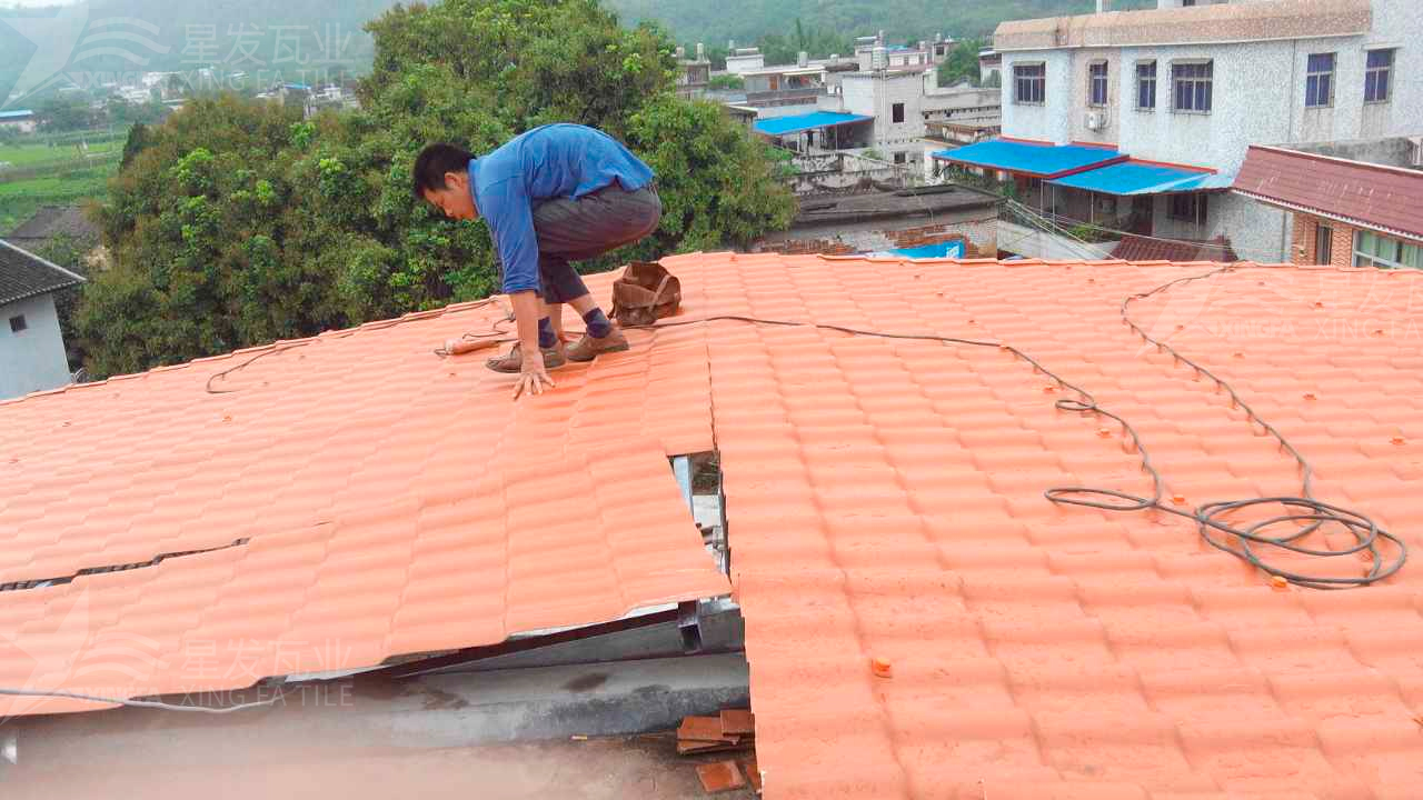 屋頂鋪設(shè)安裝合成樹脂瓦時，牢牢記住這3點，就不怕屋頂出問題！